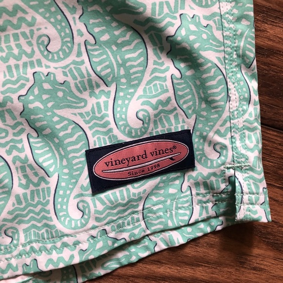 VINEYARD VINES BIG & TALL
SEAHORSE PRINTED CHAPPY SWIM TRUNKS - Picture 2 of 7